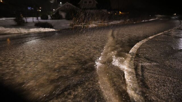 Store mengder regn, vind og relativt høye temperaturer fører til økt fare for skred fra Salten til Tromsø. Skredene kan føre til redusert framkommelighet på veiene. 
Arkivfoto: Svein Ove Ekornesvåg / NTB