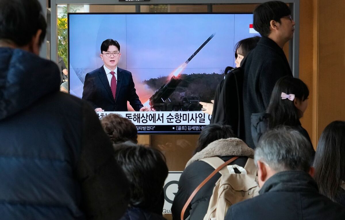 Nyhetssändning om det nya raketuppskjutet i Seoul, Sydkorea.