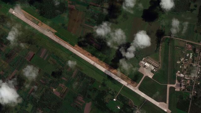 Et satellittfoto fra Maxar Technologies viser rullebanen på Fua'amotu International Airport, som var dekket av aske etter helgens vulkanutbrudd. Foto: Maxar Technologies / AP / NTB