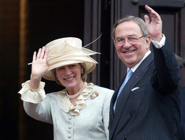Kung Konstantin II och prinsessan Anne Marie vid bröllopet mellan kronprins Frederik och Mary Donaldson i Köpenhamn i maj 2004.