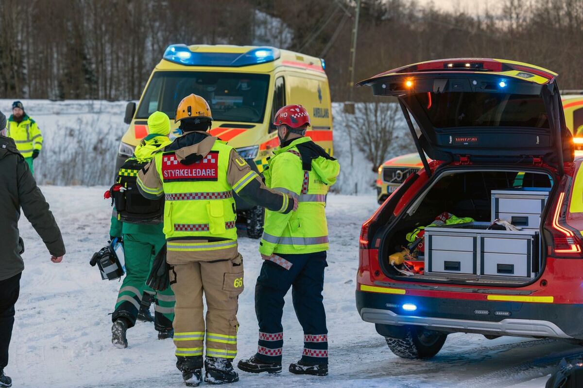 Räddningspersonal på plats efter olyckan. 