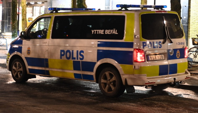 Polis på plats i Bromma.