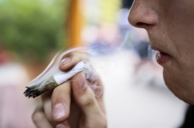 Cannabisrökning utomhus förbjuds i red-light distrikt i Amsterdam.