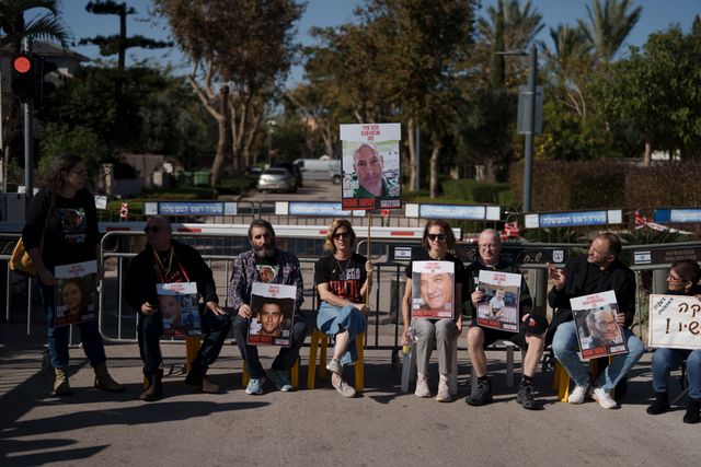 Anhöriga till gisslan protesterar utanför den israeliska premiärministern Benjamin Netanyahus privata bostad under lördagen.