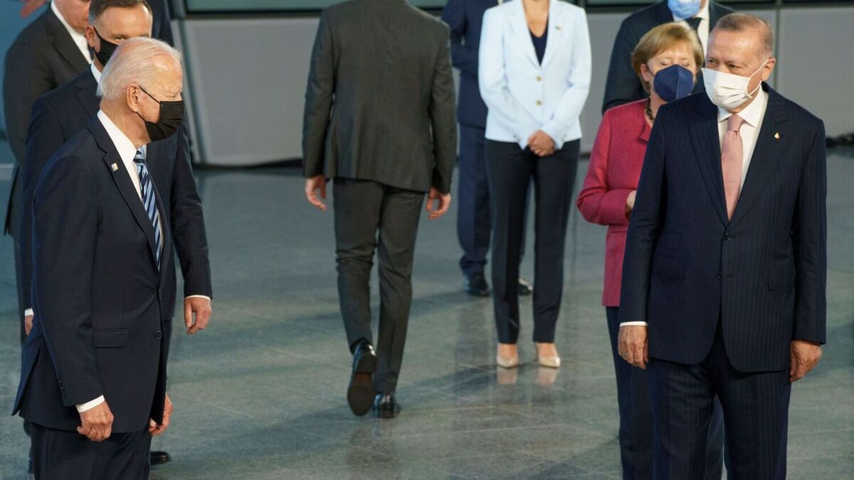 USAs president Joe Biden (t.v.) tar imot Tyrkias president Recep Tayyip Erdogan (t.h.) i Det hvite hus 9. mai, får AFP og Reuters opplyst. Her er de to fotografert under Nato-toppmøtet i Brussel sommeren 2021. Foto: Torstein Bøe / POOL / NTB