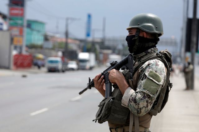 En soldat vid en vägspärr i Guayaquil i Ecuador i onsdags.