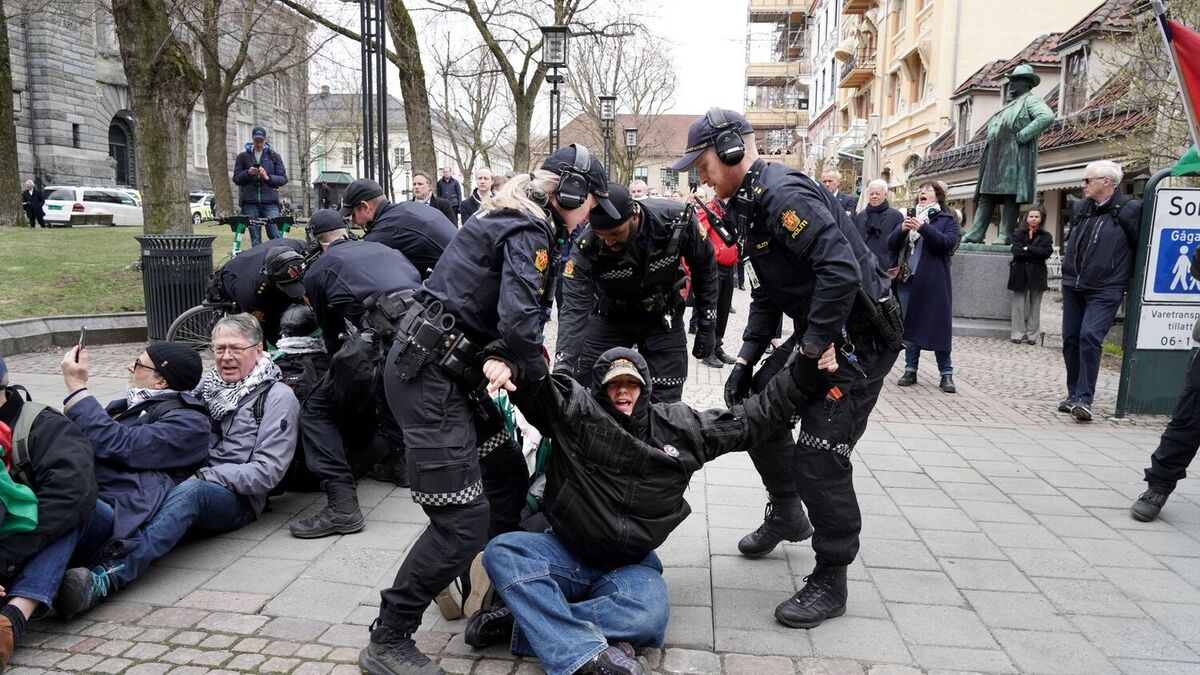 Tolv aktivister ble tirsdag fjernet av politiet etter at de blokkerte inngangene til Norges Bank. Rundt 270 deltakere deltar på en investeringskonferanse i Norges Banks lokaler. Foto: Ole Berg-Rusten / NTB