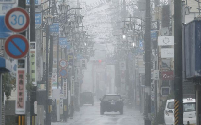 Ovädret lamslår delar av Japan.
