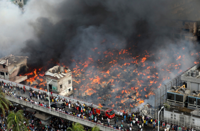 Elden spred sig över marknaden i Dhaka.