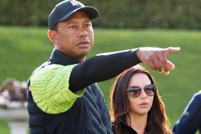Golfstjärnan Tiger Woods med ex-flickvännen Erica Herman under en tävling på Irland sommaren 2022. Herman drar nu tillbaka en mångmiljonstämning mot Woods stiftelse och säger att hon aldrig anklagat honom för sexuella trakasserier. Arkivbild.