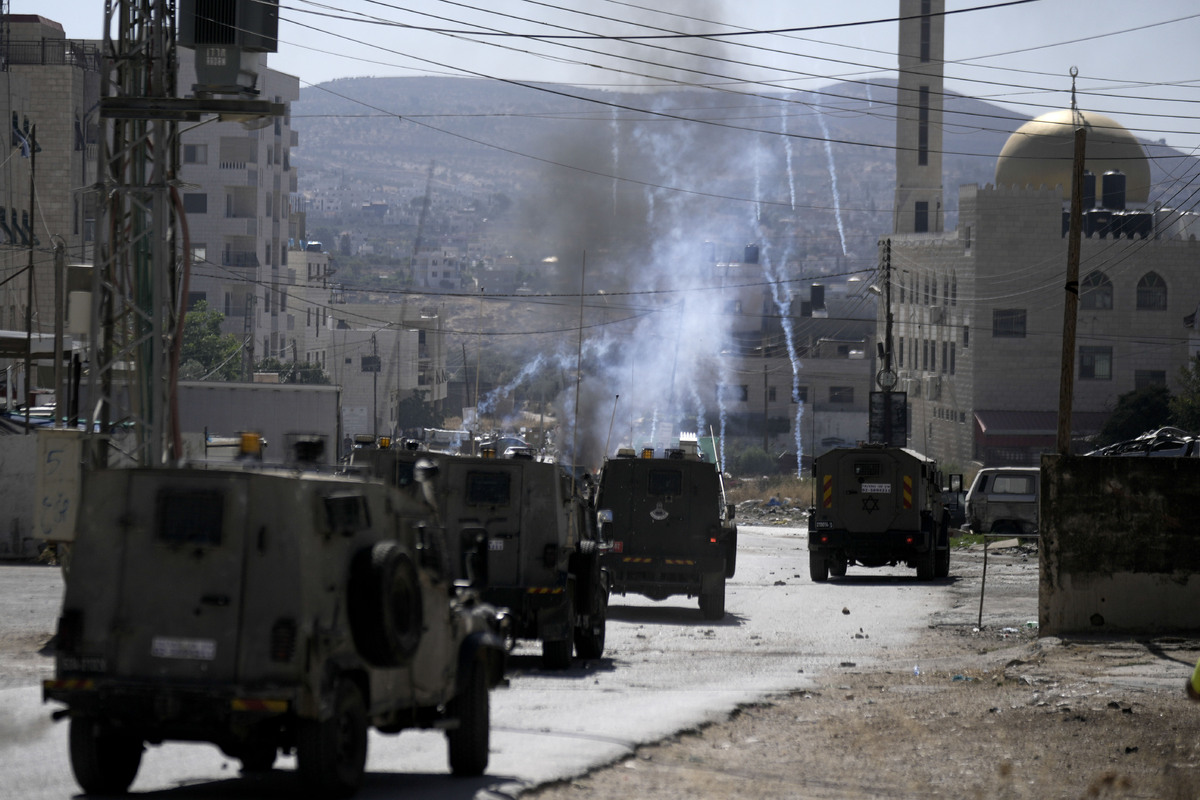 Israeliska militärfordon i Nablus på måndagen.