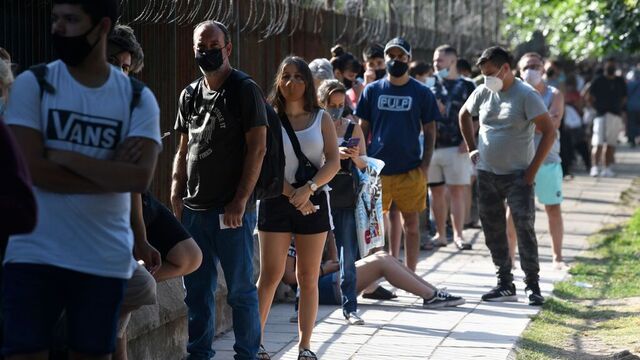 Folk venter i kø for å bli testet for covid-19 i Buenos Aires. Foto: Gustavo Garello / AP / NTB