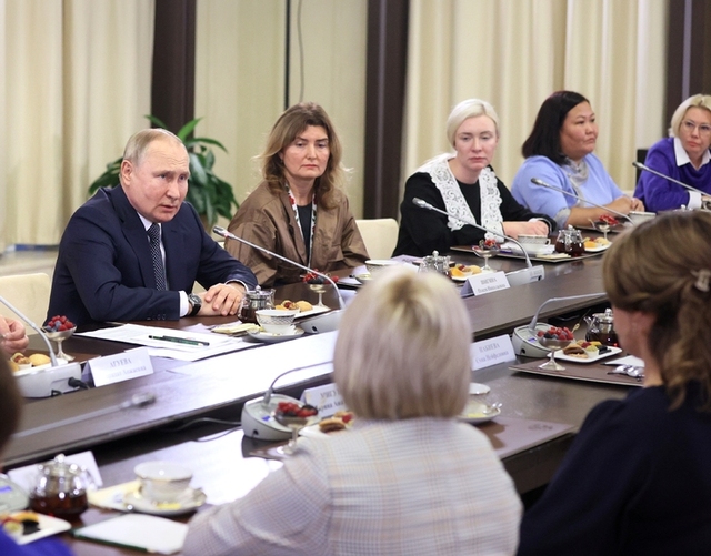 Vladimir Putin i möte med utvalda mammor till ryska soldater. 