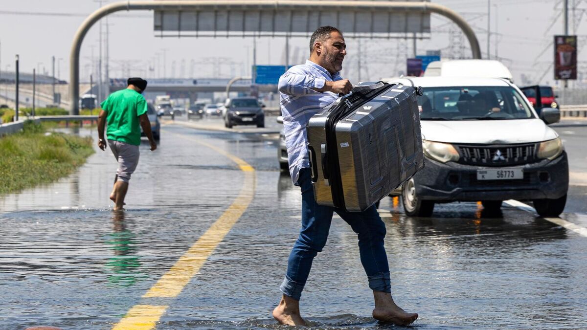 Styrtregn hører med til sjeldenhetene i De forente arabiske emirater. I Dubai har nedbørsrekorden tirsdag ført til store problemer i trafikken. Foto: Christopher Pike / AP / NTB