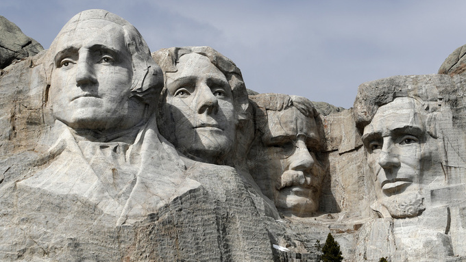 Nasjonalminnesmerket forestiller fra venstre: George Washington, Thomas Jefferson, Theodore Roosevelt og Abraham Lincoln.