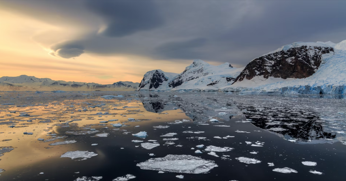Smältande isberg i Antarktis.