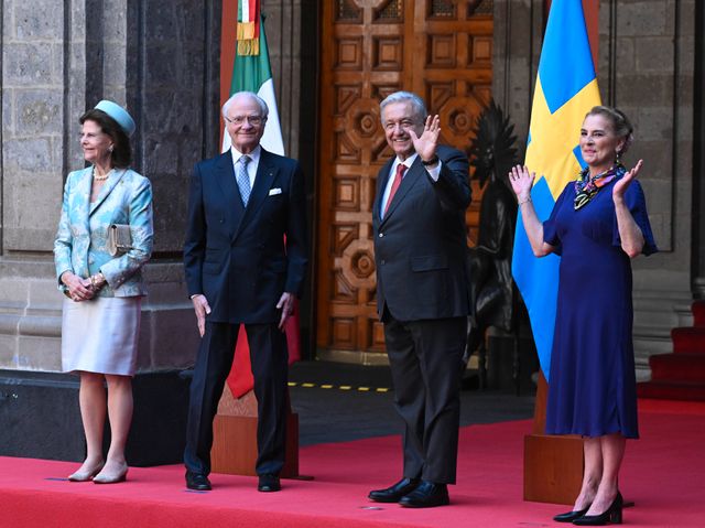 Mexikos president Andrés Manuel Lopéz Obrador och hans fru Beatriz Gutiérrez Müller hälsar kung Carl Gustaf och drottning Silvia välkomna vid nationalpalatset under statsbesöket till Mexiko.