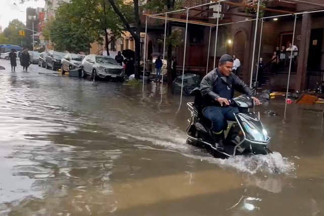 Kraftiga översvämningar i New York.