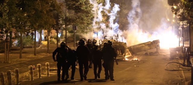 Våldsamma protester skakar Frankrike efter dödsskjutningen.