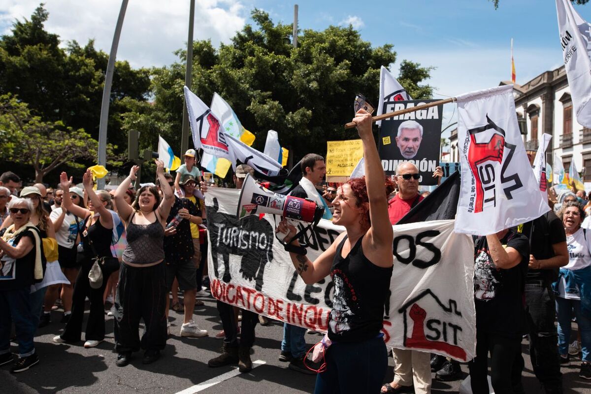 Demonstranter marsjerer nedover gatene i Tenerife, lørdag 20. april.