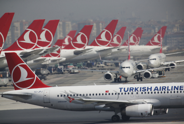 Plan parkerade på flygplatsen i Istanbul.