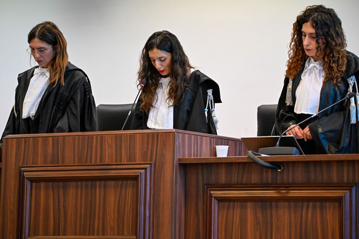 Domarna Brigida Cavasino, Claudia Caputo och Germana Radice läser upp domen.