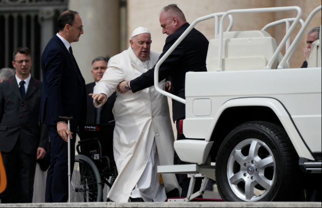 Påven fick hjälp att ta sig in i sin bil på onsdagen.