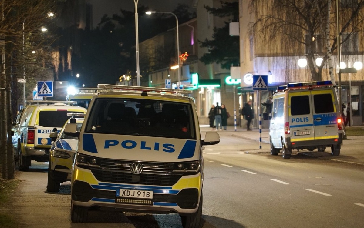 Polisen skickade flera bilar till Hammarbyhöjden.
