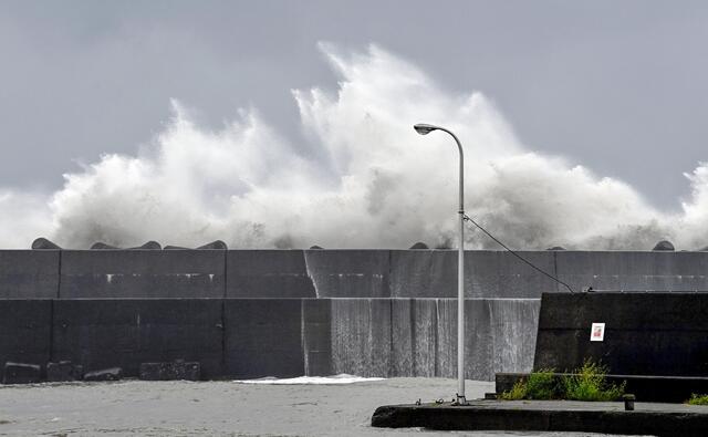 Höga vågor i hamnen i staden Aki i östra delen av Kōchi prefektur i Japan.