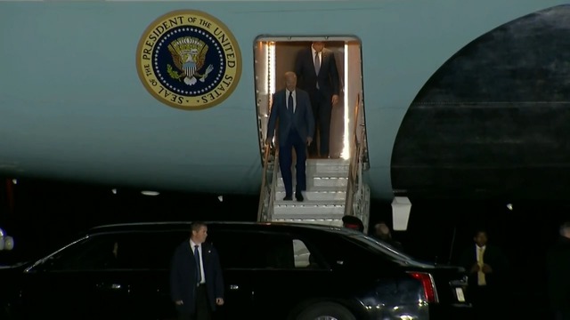 USA:s president kliver av Air Force One.