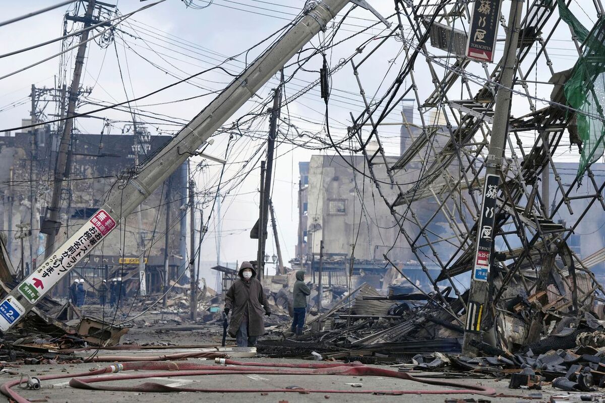 Rasmassor i staden Wajimas efter jordbävningen.