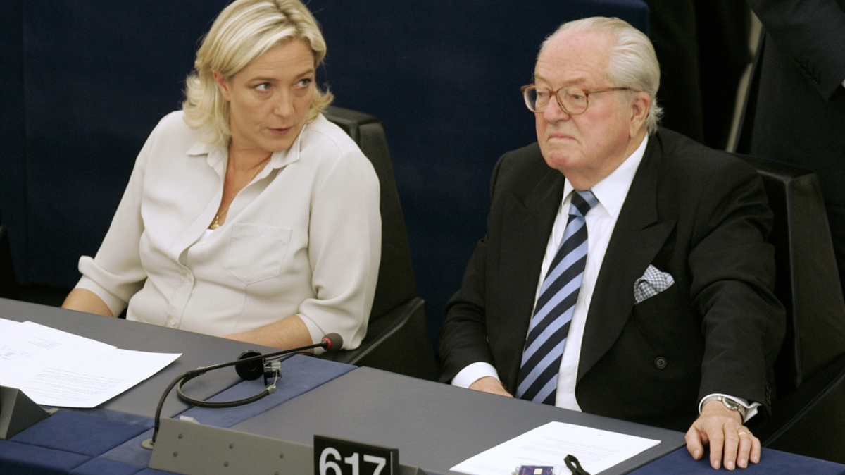 Marine och Jean-Marie Le Pen i EU-parlamentet. Arkivbild. 