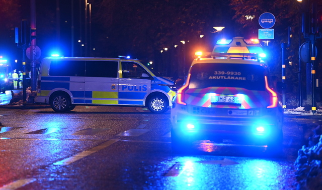 Väg i centrala Stockholm är avspärrad efter ”misstänkt gaslukt”