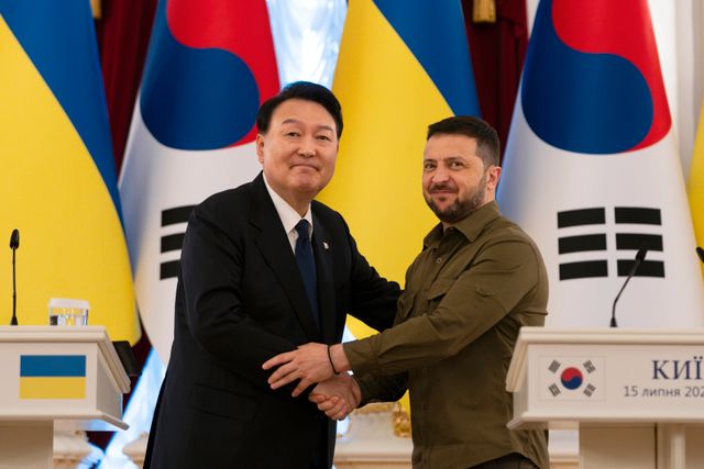 Yoon Suk Yeol och Ukrainas president Volodymyr Zelenskyj.
