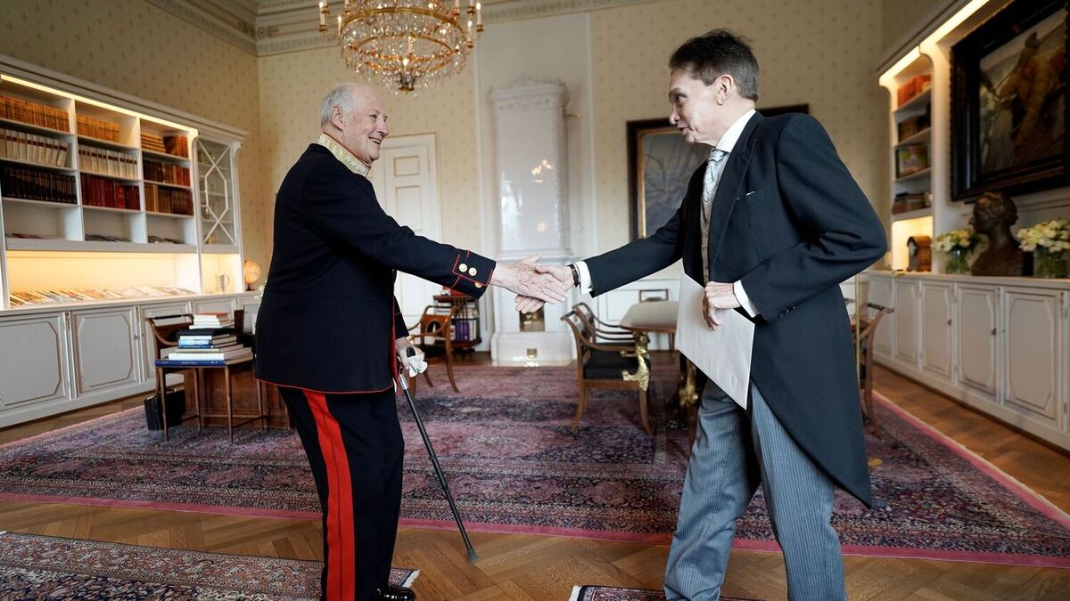 Kong Harald mottar Argentinas nye ambassadør Claudio Alberto Giacomino i høytidelig audiens på Slottet torsdag. 