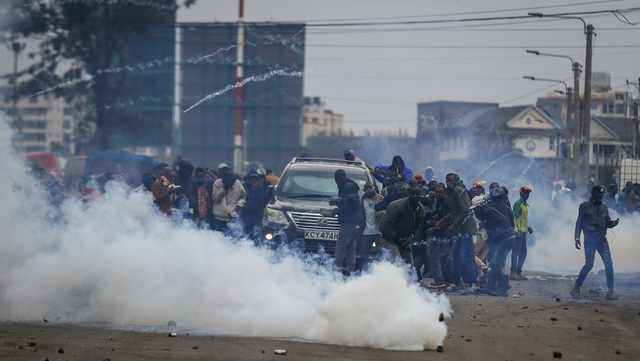 Opposiotionsledarens bil beskjuts med tårgas under protesterna i Nairobi.