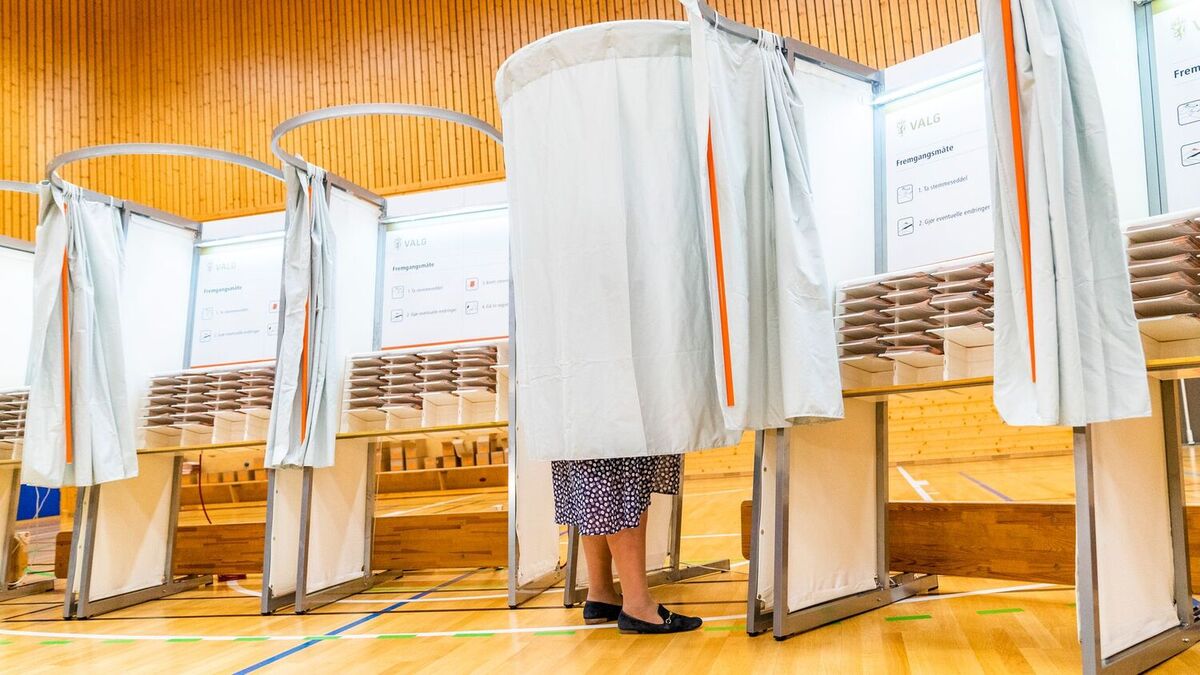 Valget neste år blir den 8. september. Her avlegger tidligere statsminister Erna Solberg (H) sin stemme på Skjold skole i Bergen ved stortingsvalget 2021.