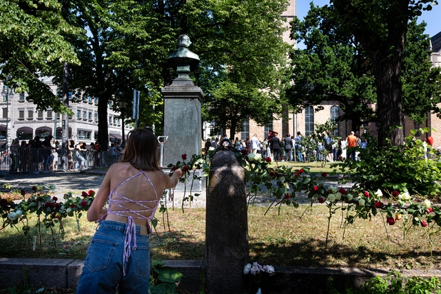 Ingeborg Særsted (14) legger ned roser utenfor Domkirken.