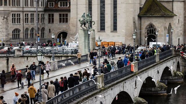 Folk sto i kø for å avgi stemme i rådhuset i Zürich i søndagens folkeavstemning. Foto: Michael Buholzer / AP / NTB