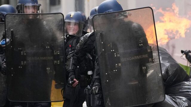 Det kom til voldsomme sammenstøt mellom politiet og demonstranter i flere franske byer torsdag, som her i Paris. Foto: AP / NTB