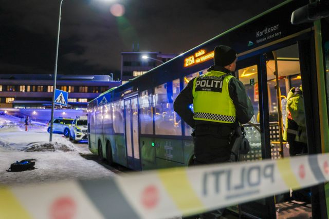 Polisen på plats vid bussen där en person knivstacks så illa att han avled av sina skador.