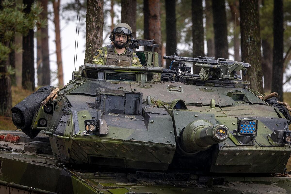 En svensk stridsvagn vid en övning. 