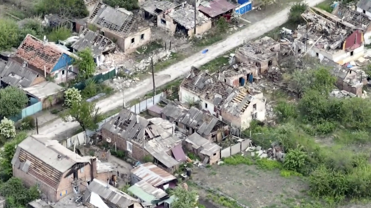 Nytaget drönarfoto visar ruinerna av Ocheretyne i Donetsk.