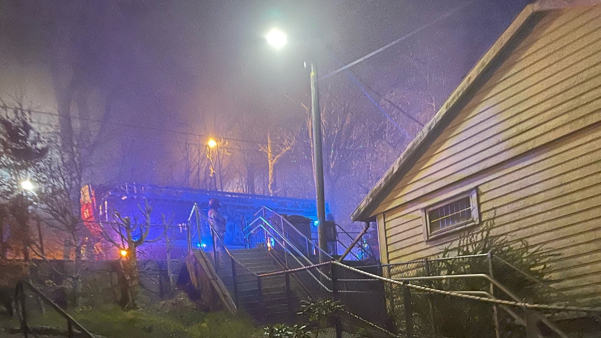 Øyenvitne forteller om masse røyk og blålys i Ibsens gate i natt.
