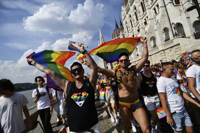 Deltagare i Budapest prideparad marscherar genom staden.