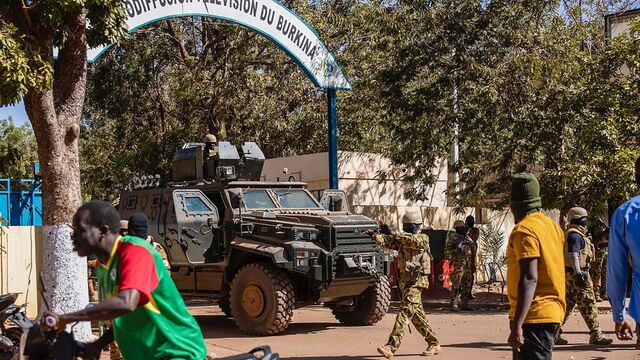 Soldater holder vakt ved inngangen til den nasjonale TV-kanalen i Ouagadougou mandag. Foto: Sophie Garcia / AP / NTB