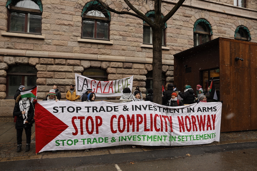 Pro-palestinske demonstranter utenfor Finansdepartmentet, som demonstrerer mot norsk eksport av våpen til USA som havner i Israel.  
