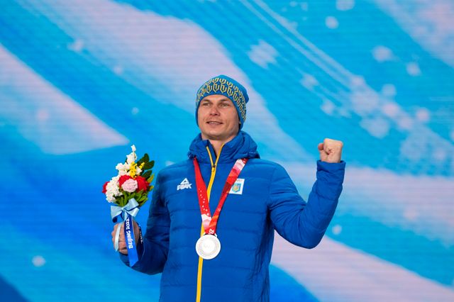 Oleksandr Abramenko, Ukraina, på OS-prispallen efter att ha tagit silver i freestyle i Peking. Nu hotar Ukraina att bojkotta OS i Paris nästa sommar. Arkivbild.
