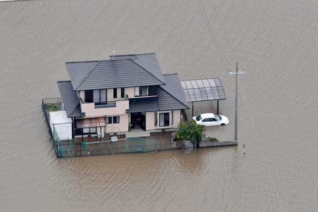 Översvämningar har drabbat Japan efter en tropisk storm.