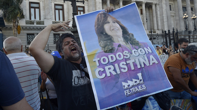 Människor som stöttar Fernandez demonstrerar utanför Kongressen i Buenos Aires efter att domen meddelats.